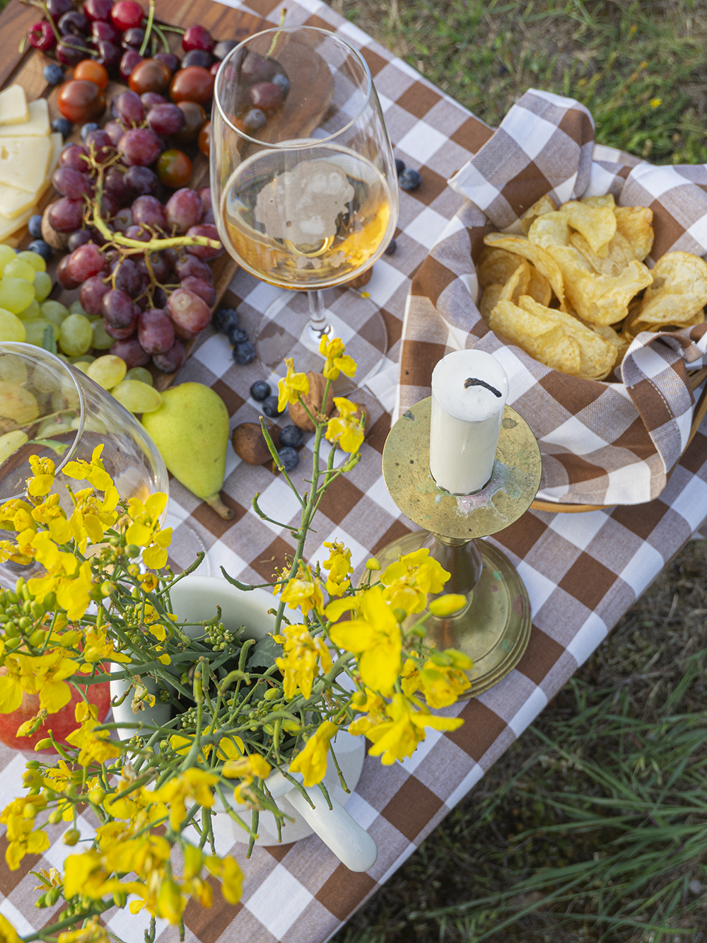Una mesa campestre entre campos de colza para celebrar el amor_23